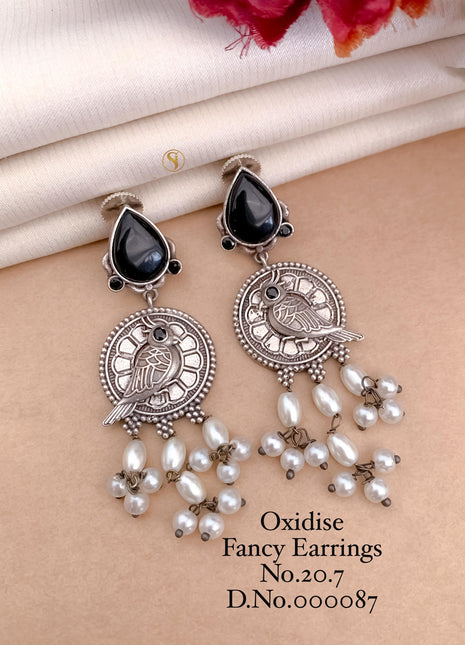 Oxidized Black Dangler with White Pearl